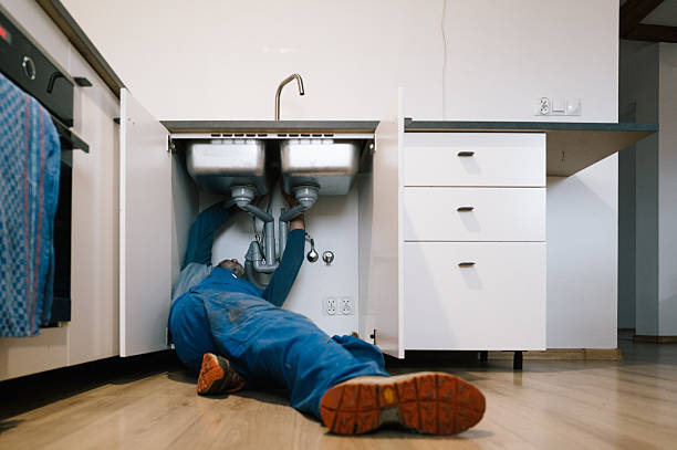 Professional Emergency Plumber technician working in Villa Ridge, IL